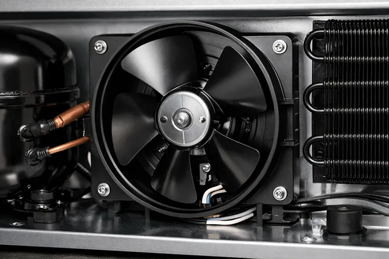 بررسی فن کندانسور یخچال برای رفع صدای وزوز