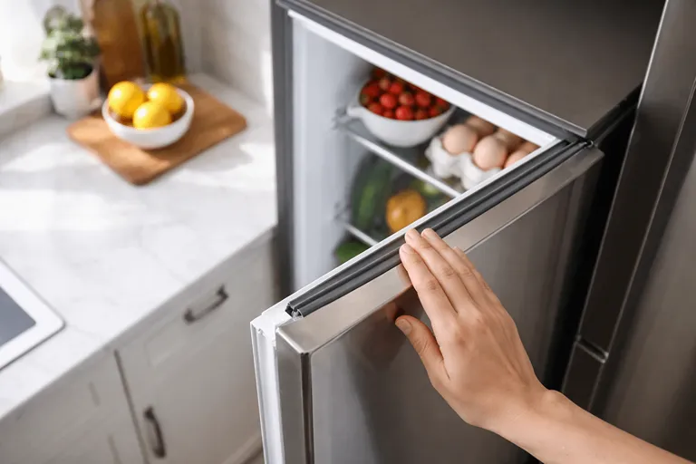 عیب یابی سریع مشکل بسته نشدن درب یخچال با بررسی فاصله درب