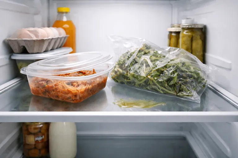 بسته بندی نامناسب غذا؛ یکی از علت های بوی بد یخچال