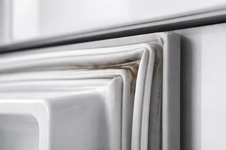 کثیفی یا خرابی لاستیک دور درب یخچال و نشتی هوا