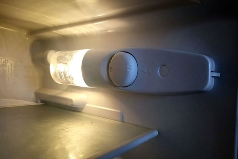 مشکل خاموش نشدن لامپ یخچال