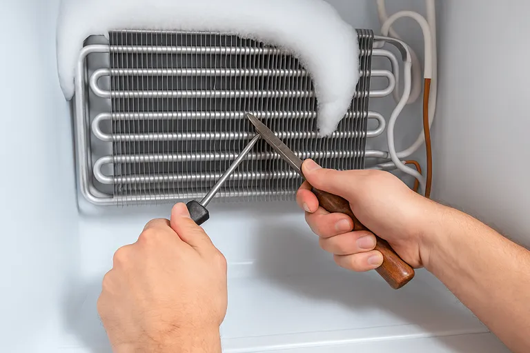 سوراخ کردن لوله های یخچال برای تعمیر و یخ زدایی برفک